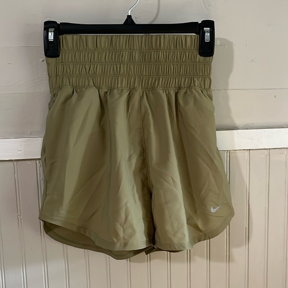 NWT Nike high‎ waisted training shorts size XS - Picture 1 of 6